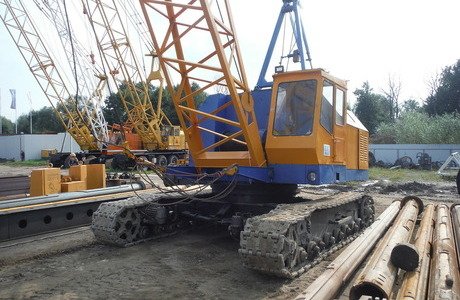 Особенности аренды гусеничных кранов